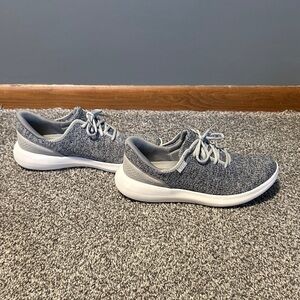 Light Gray Kizik Knit Athletic Sneakers - Gray & White